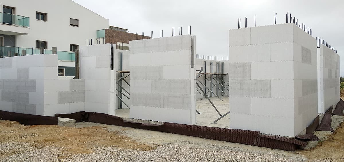 Paredes em ICF já erguidas em uma obra